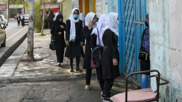 دختران با درهای بسته مکاتب روبرو شدند
