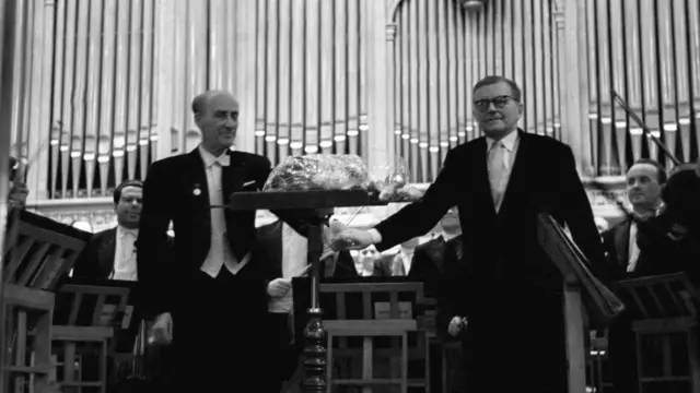 Первым дирижером многих произведений Шостаковича (справа) был знаменитый ленинградский дирижер Евгений Мравинский (слева)