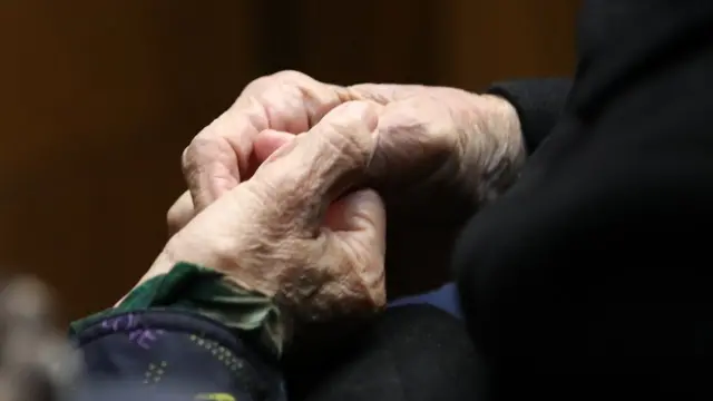 30일 대법원에서 이춘식(94) 할아버지의 손을 이희자 태평양전쟁피해자보상추진협의회 대표가 잡고 있다