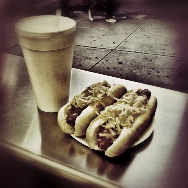 Bebida y hot dogs