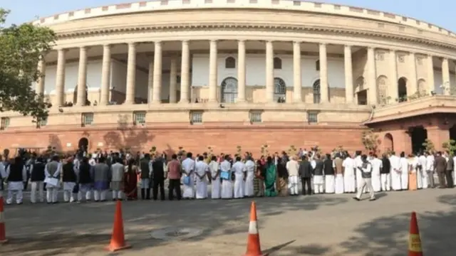 विपक्ष का विरोध प्रदर्शन