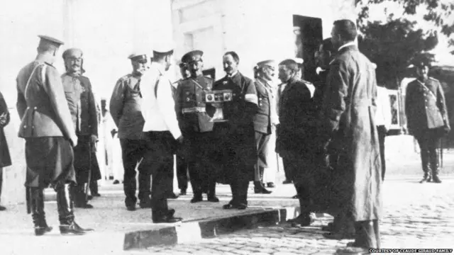 Царь Николай II вручает "императорский приз" Виктору К. Жиро, вице-председателю первого русского автомобильного клуба в Москве, сентябрь 1911 года