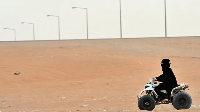 امراة تقود موتوسايكل