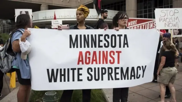 गोरे अतिवादियों के ख़िलाफ़ प्रदर्शन