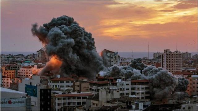 以色列战机袭击加沙巴勒斯坦塔后升起浓烟