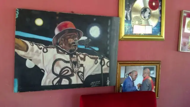 Papa Wemba akiwa katika tamasha mwaka 2004