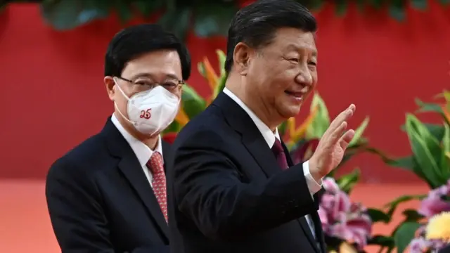 習近平(右)與李家超(左)在香港會議展覽中心特區新一屆政府就職儀式上(1/7/2022)