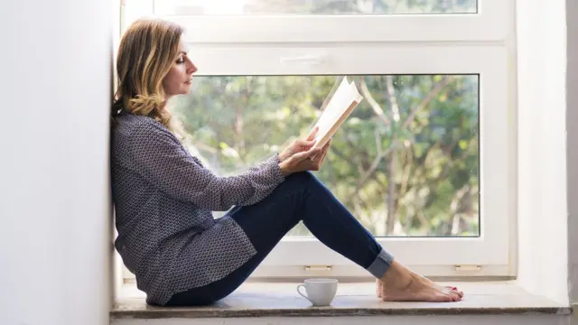 Una mujer leyendo un libro