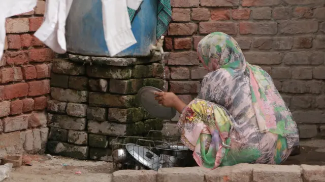 اندرونِ ملک ہجرت کرنے والے افراد کی امداد کے لیے قومی اور صوبائی سطح پر جو ادارے موجود ہیں وہ صرف 'قدرتی آفات سے متاثرہ افراد کو سنبھالتے ہیں۔'