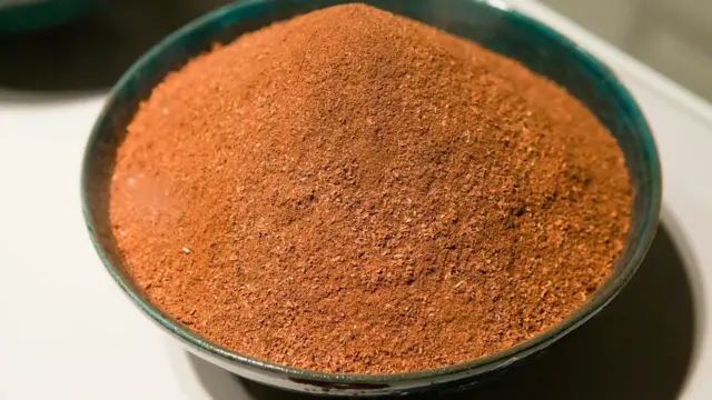 Dans l'Antiquité et au Moyen Âge, la pourpre tyrienne était si précieuse qu'elle était souvent contrefaite, généralement à l'aide d'une combinaison de colorants bleus issus de l'indigo et de garance rouge.