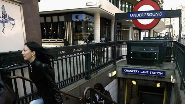 ทางขึ้นลงสถานีรถไฟใต้ดินในลอนดอน