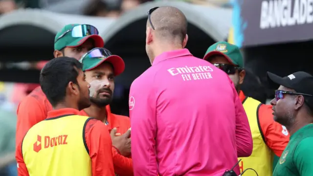 থার্ড আম্পায়ারের সাথে বাংলাদেশ দলের ক্রিকেটাররা