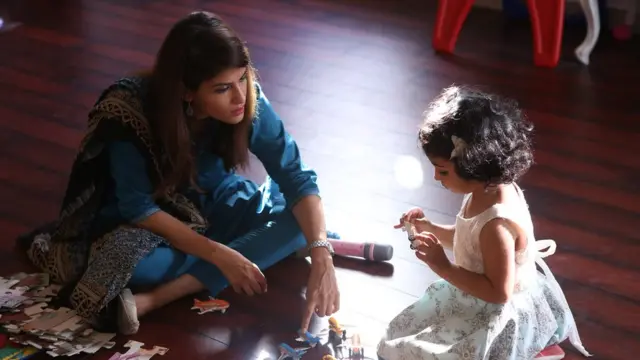 صحت کہانی کی شریک بانی ڈاکٹر سارہ اپنی بیٹی کے ساتھ