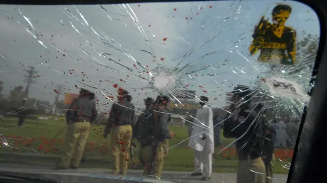 سری لنکن ٹیم کی محافظ پولیس کی وین کا ٹوٹا ہوا شیشہ