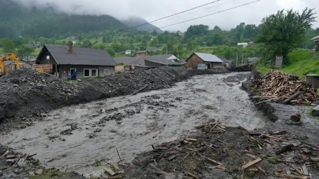 Сміття на річці