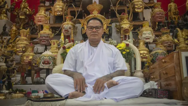 สมชาติ นาคจันทร์ (อาจารย์แท็ก) ภายในสำนักใกล้กับวัดแสงสิริธรรม