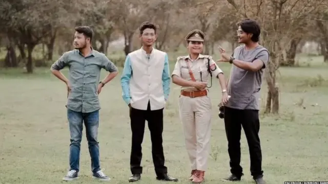 రాణా (కోటు ధరించిన వ్యక్తి), మిత్రులతో జున్‌మోనీ