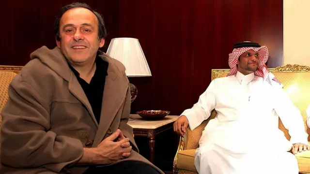 El expresidente de la FIFA, Michel Platini y el secretario general del Comité Olímpico de Qatar, Saoud bin Abdul Rahman Al-Thani, en una reunión en 2008.