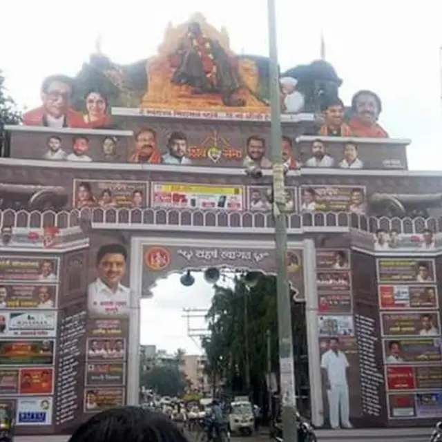 गेल्या वर्षी मिरजमध्ये अशी कमान उभारण्यात आली होती.