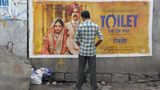 'টয়লেট - এক প্রেম কথা' ছবির পোস্টারের সামনেই মূত্রত্যাগ করছেন এক ব্যক্তি