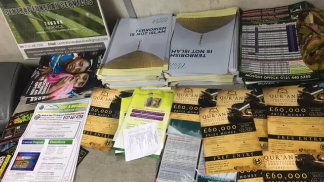 Birmingham Merkez Camii'de "Terör İslam değildir" kitapçıkları dağıtılıyor.