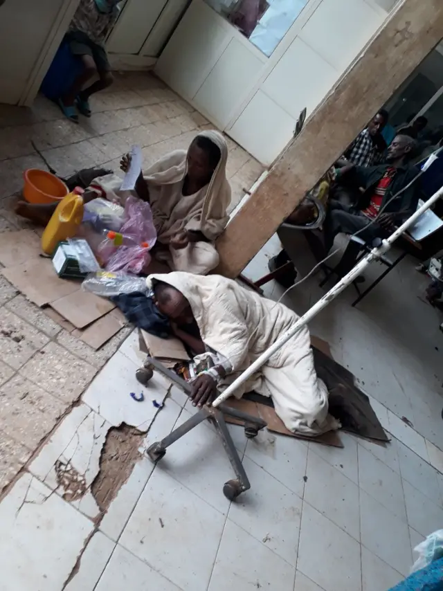 አልጋ ያላገኙ ታካሚዎች ኮሪደር ላይ