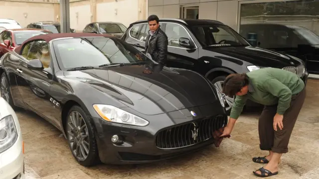 منتقدان می‌گویند عده‌ای با استفاده از دلار ارزان اقدام به واردات خودرو کرده و در بازار به قیمت بالاتر فروخته‌اند