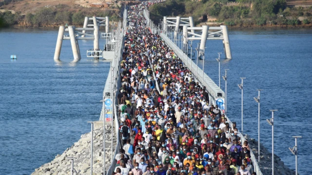 A birnin Mombasa ranar Laraba, mutane sun cika makil a kan wata gada da ke hada babban birnin da kuma yankunan gabar teku a yayin da aka dakatar da shiga kwale-kwale a lokutan da aka fi samun cikowar jama'a a yunkurin dakile yaduwar Covid.