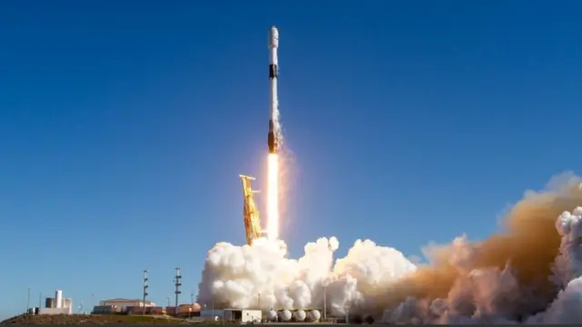 미국 캘리포니아 소재 밴덴버그 우주군 기지에서 우리 군 첫 정찰위성 1호기를 탑재한 미국 스페이스Ⅹ사의 우주발사체 '팰컨9'이 1일 현지시각 발사되고 있다