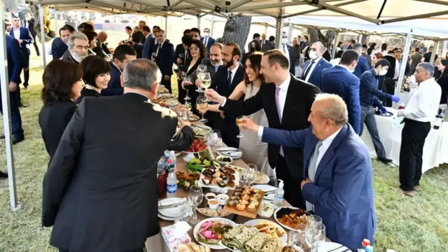 Sosial şəbəkədə, Şuşada Arayik Harutyunyanın andiçmə mərasimindən sonra banketi xatırladaraq, Paşinyanın özünü karantin rejimini pozmaqda günahlandırılır