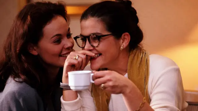 कामाच्या ठिकाणी गॉसिप करणं आपल्यासाठी चांगलं का असतं?