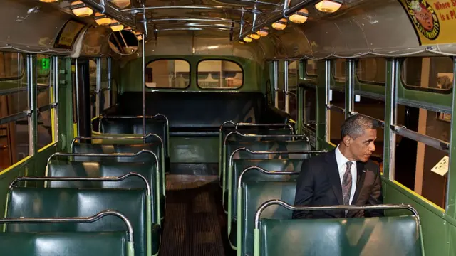 Barack Obama sentado en el bus de Rosa Parks en el Museo Henry Ford, en Michigan, el 18 de abril de 2012.
