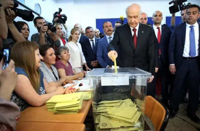 Bahçeli oy kullanırken