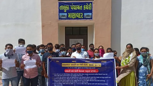 તલાટીઓનાં ધરણાં