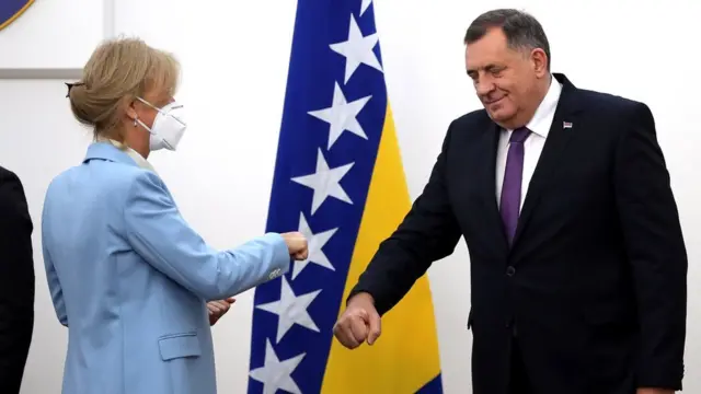 Angelina Eichhorst (izquierda), Directora de la UE para Europa Occidental, los Balcanes Occidentales y Turquía, se da la mano con el miembro de la Presidencia de Bosnia y Milorad Dodik (derecha).