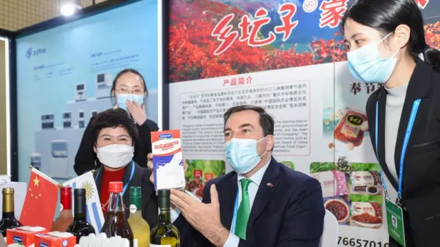 Embajador de Uruguay en China, Fernando Lugris