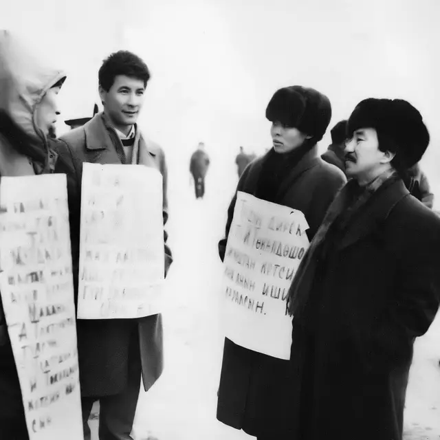 Жогорку Кеңештин сессиясында Кыргызстандын биринчи Президентин шайлоодо Кыргызстан демократиялык кыймылынын мүчөлөрү Өкмөт үйүнүн алдында ачкачылык уюштурган.