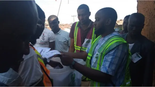 PU003, Ward D, Lokoja LGA sorting of votes begin.