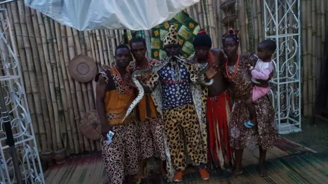 awon eniyan marun kan gbe ejo dani