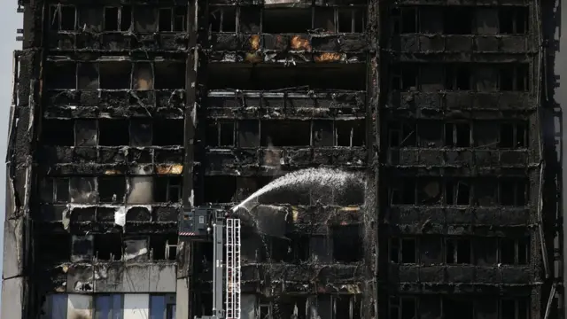 Bomberos intentan sofocar el fuego