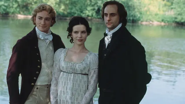 Los actores ingleses Raymond Coulthard, Kate Beckinsale y Mark Strong durante la producción de la adaptación cinematográfica para televisión de 'Emma' de Jane Austen, en 1996.