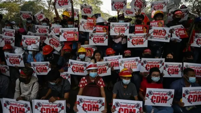 ဝန်ထမ်းပါဝင်ပူးပေါင်းမှု အားကောင်းသလို ရုံးတက်ဖို့ ဖိအားပေးအကျပ်ကိုင်မှုတွေလည်းရှိနေ