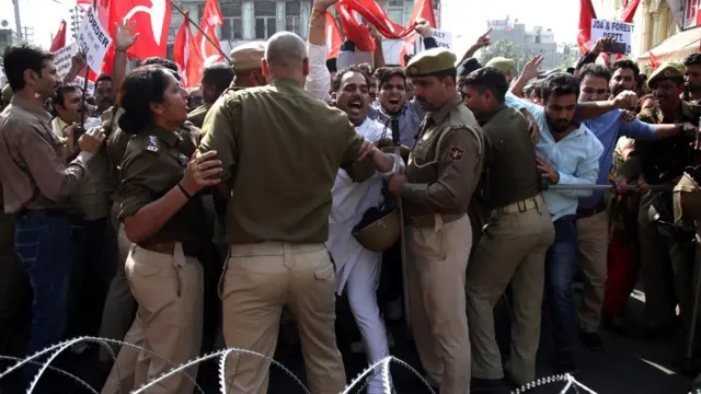 Keşmir'de protestolar sürüyor