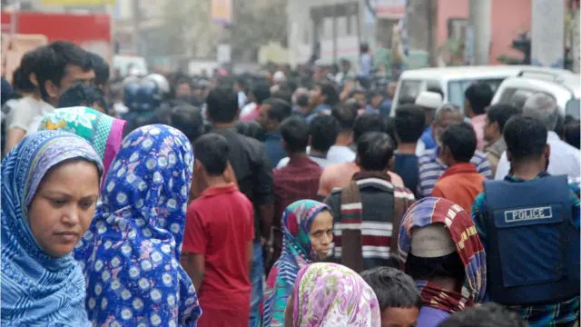সকাল থেকেই আশকোনায় আতংক। ঘটনাস্থলে ভিড় করেন বহু মানুষ।