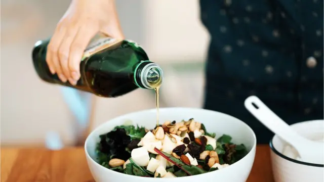 ஆலிவ் பழங்களை அரைத்து கூழாக்கி அதன் சதைப்பகுதியைப் பிரித்து எடுத்த ஆலிவ் ஆயில், தாவரங்களில் இருந்து பெறப்படும் ஆரோக்கியமான எண்ணெய் என கருதப்படுகிறது.