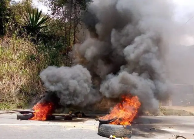 මහමග ටයර් පුළුස්සා තිබුණු ආකාරය