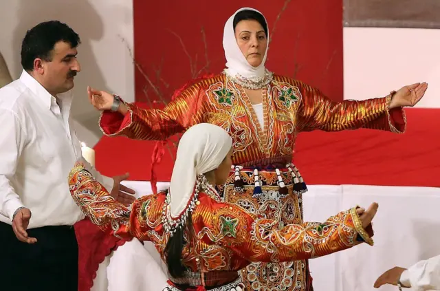 رقصة العلويين أثناء احتفالات نوروز في مركز أناضول الثقافي في برلين بالمانيا. 21 مارس/آذار 2014