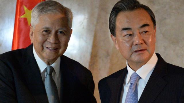 2015年中国外交部长王毅与時任菲外长罗萨里奥在菲律宾外交部大厅前合影。