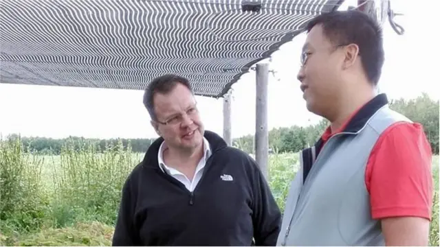 Will Hsu (phải) nói rằng thuế quan tác động mạnh đến kinh doanh của ông