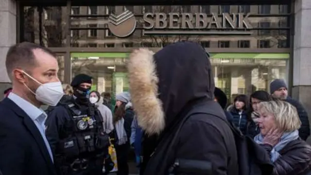 ငွေအလုံအလောက်ရှိတယ်လို့ ရုရှားအာဏာပိုင်တွေက ပြောပေမဲ့ ဘဏ်တွေရှေ့ငွေတန်းစီထုတ်သူတွေရှိနေပါတယ်